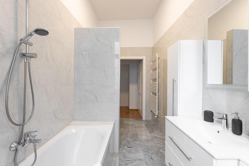 Franz 23 - Typical Viennese Apartment In The Heart Of Wien Ngoại thất bức ảnh